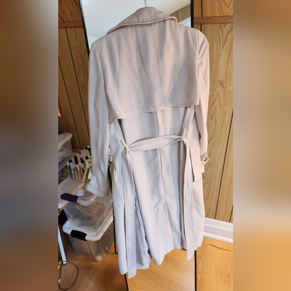 Light weight cream trench coat - Picture 3 of 4